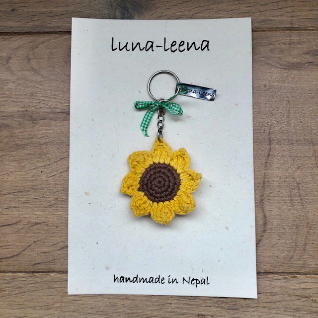 Luna-Leena sleutelhanger zonnebloemgeel - tasbedel - biologisch katoen - hand gehaakt in Nepal