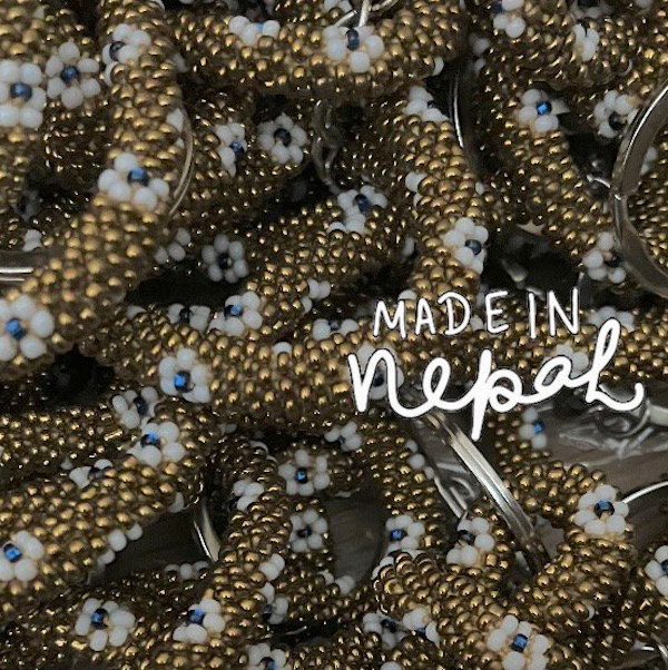 Luna-Leena kralenarmband / sleutelhanger rol 'bloemen' - gouden glaskralen - volwassen - hand gehaakt in Nepal