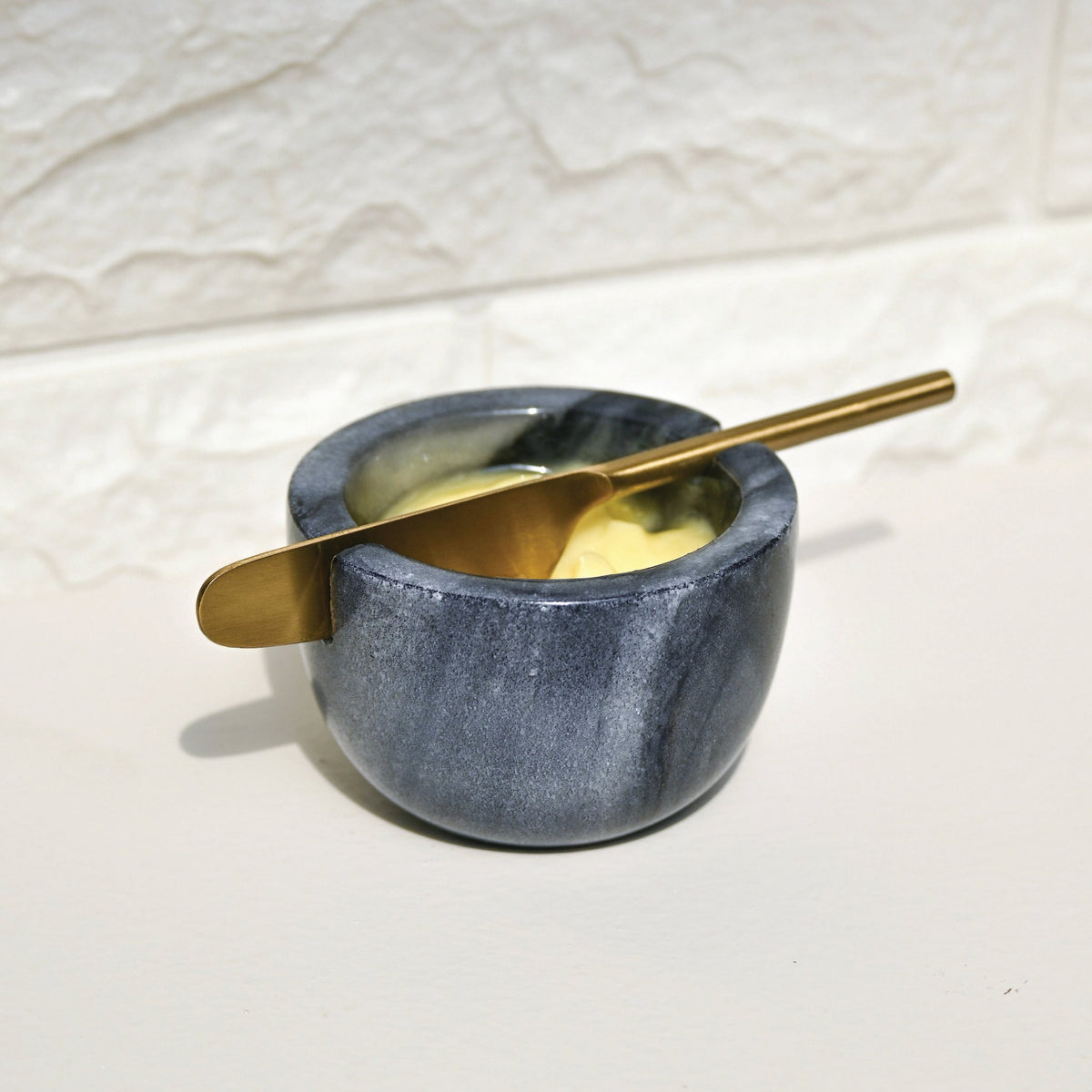 Marmeren botervloot met gouden mes