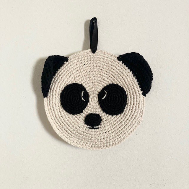 Luna-Leena Panda Bear cadeauhanger - zwart/gebroken wit - biologisch katoen - handgehaakt in Nepal