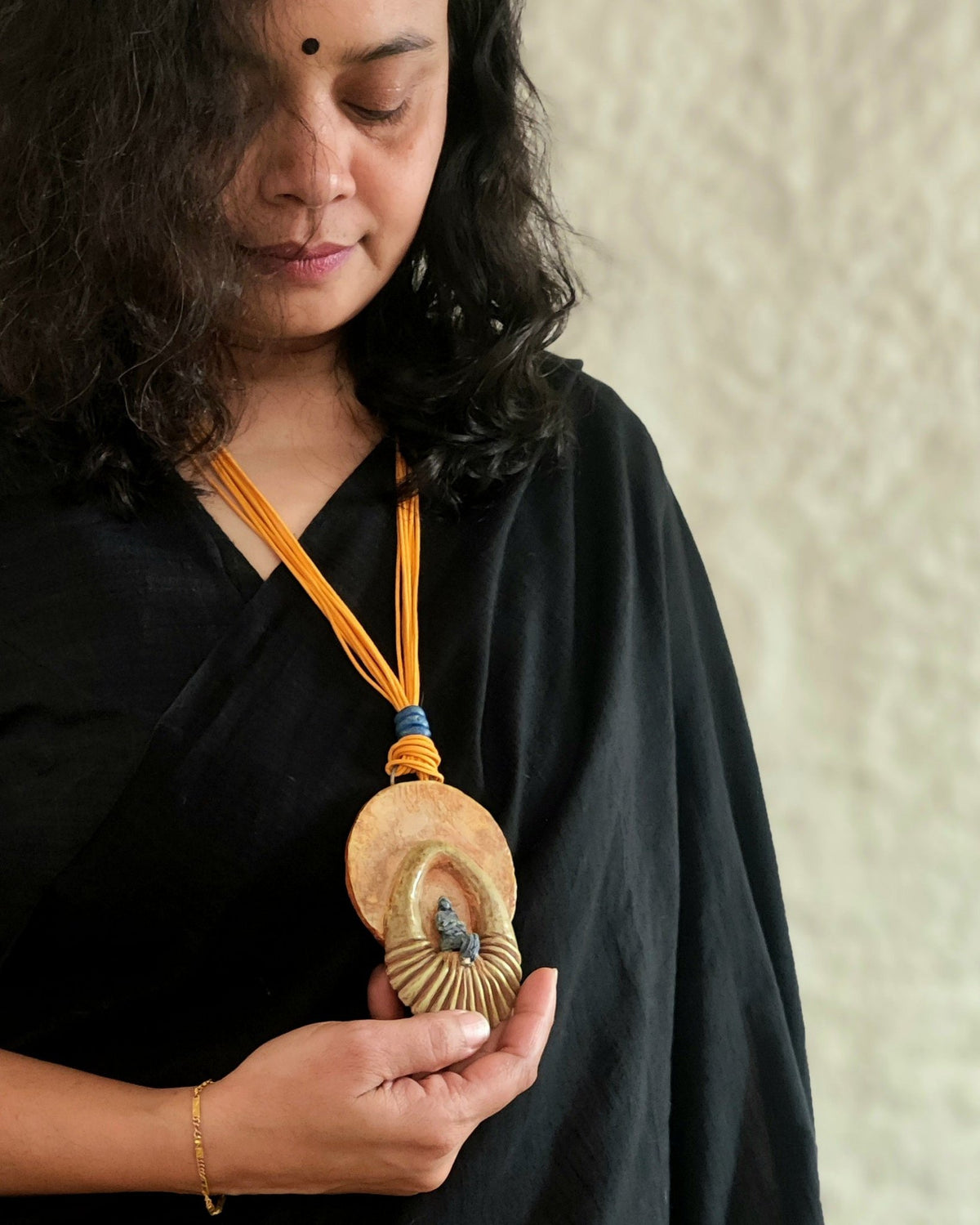 Sculpturale hanger van papier-maché - Een vrouw in eenzaamheid