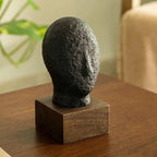Calm Face Sculpture – Matzwarte Ecomix decoratieve kunst voor moderne en minimalistische huisdecoratie