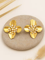 Met bloemen versierde studs – Oorknopjes – Vergulde legering, namaaksteen en parel