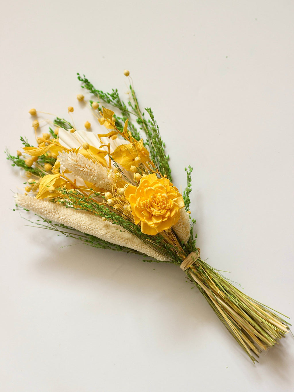 Glazen vaas met gedroogde narcisbloemen - 28 cm hoog
