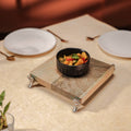 Shilp Multifunctionele Onderzetter – Handgemaakte Acaciahout & Ijzeren Standaard – 20x20x5 cm