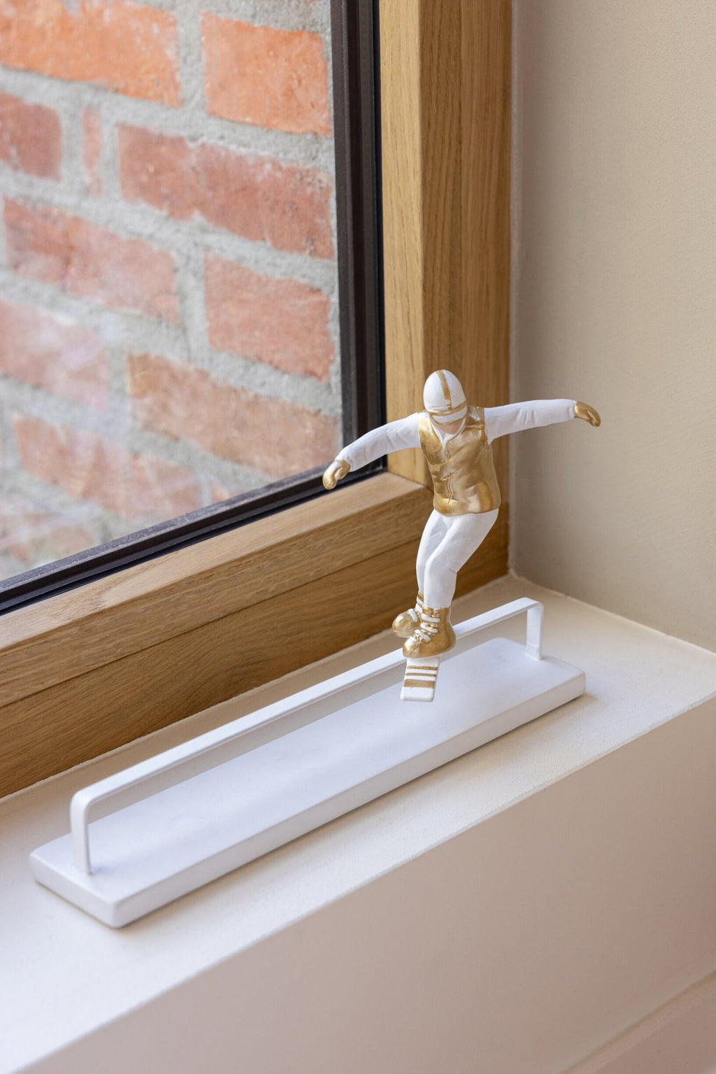 J-Line Snowboarder op obstakel - polyresin - wit/goud