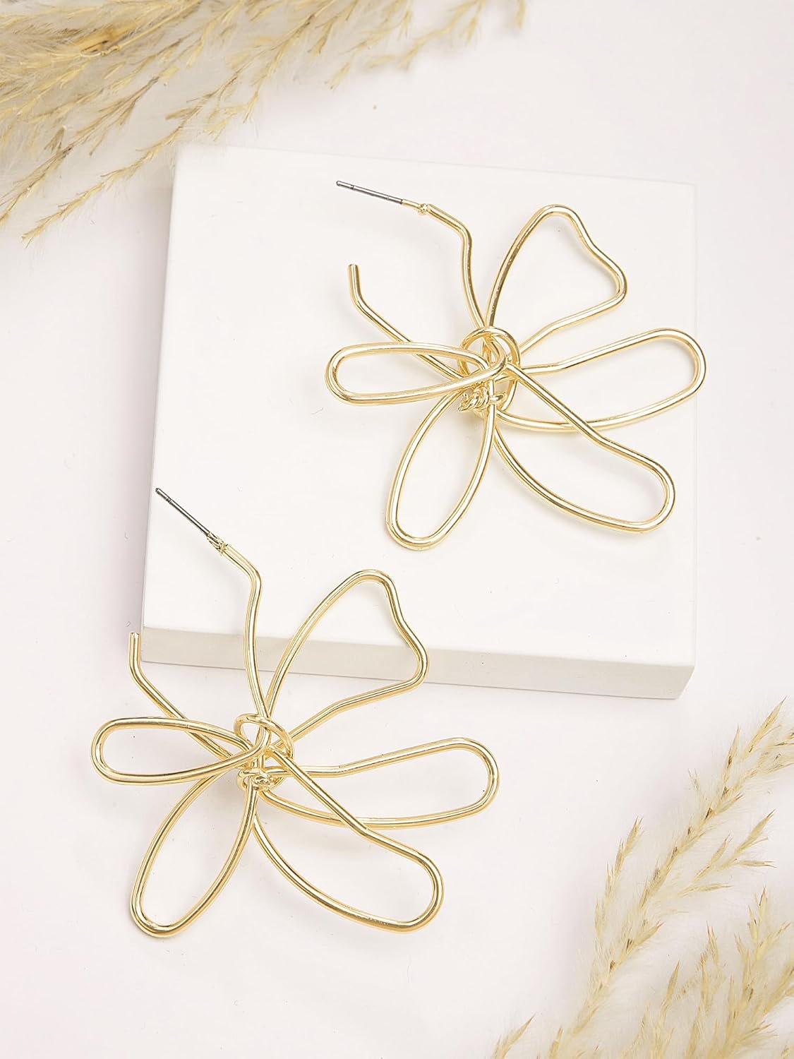 Oorbellen met bloemen – damessieraden – verguld, elegant bloemmotief