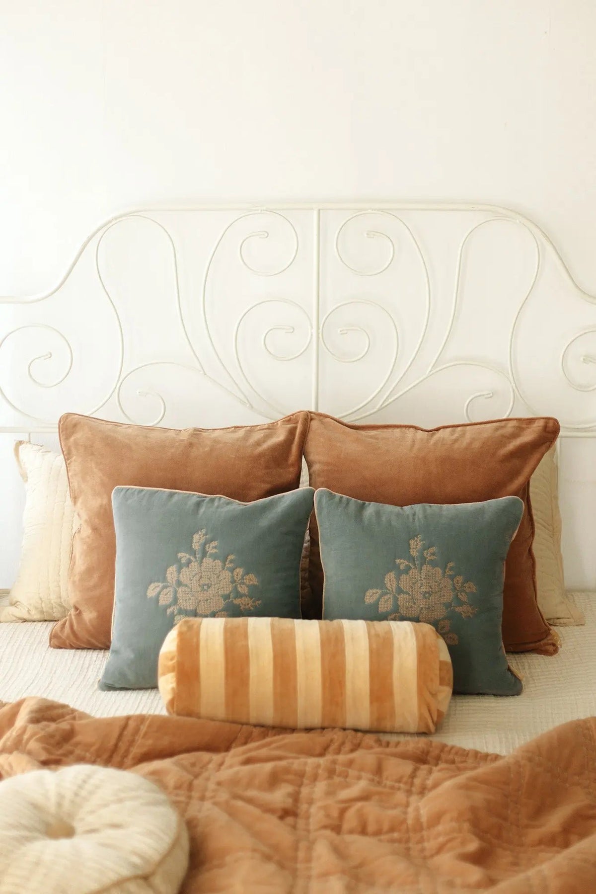 Kussenhoes | Camellia Teal Cross Stitch kussenhoes van Sanctuary Living