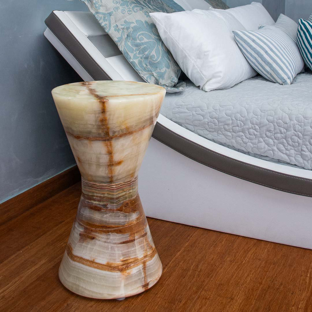 Eigentijdse accenttafel in witte onyx