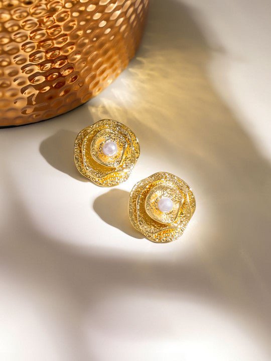Goudkleurige botanische studs – Fashion oorbellen – Verguld met parels