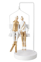 J-Line Skiërskoppel met skilift - polyresin - wit/goud