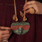 Tribal Face – Handgemaakte hanger van papier-maché met inheemse elementen