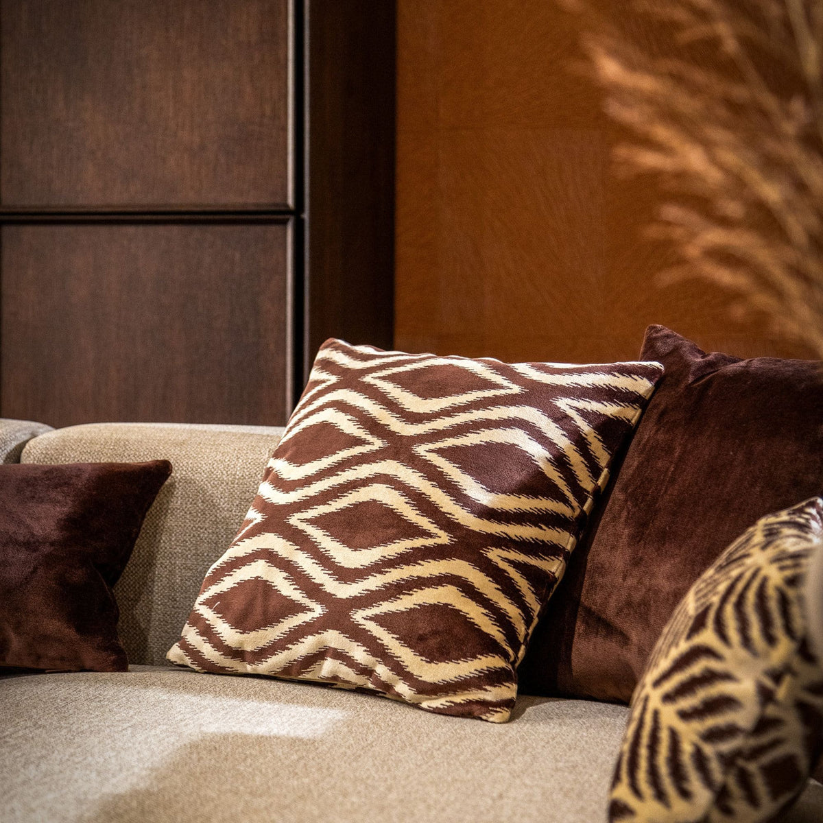 Amora | Cushion 45x45 cm | Chocolade Martini | Bruin | Hoii | met duurzame kussenvulling