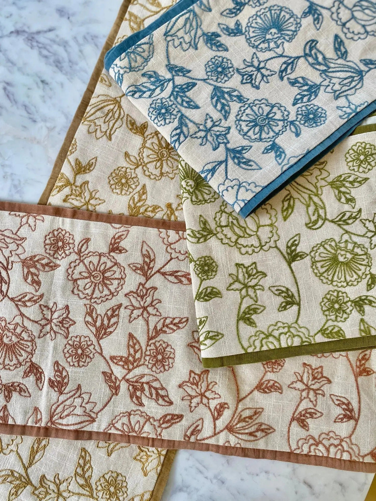 Tafelloper | Rosabelle Chintz Spice tafelloper van Sanctuary Living