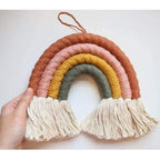 Geweven regenboog wandhanger – handgemaakte textielkunst – 8x8 inch