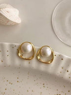 Eigentijdse studs met kralen – vergulde afwerking, gesimuleerde parel