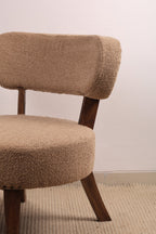 Beige gestoffeerde accentstoel met houten poten