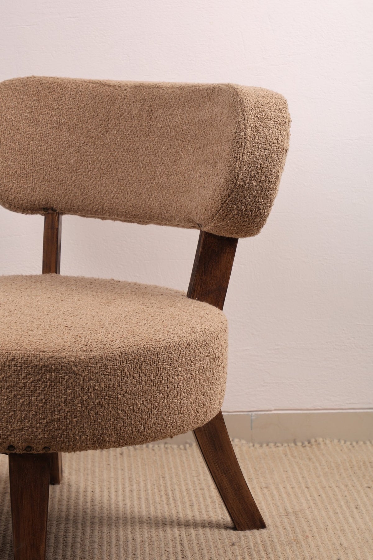 Beige gestoffeerde accentstoel met houten poten