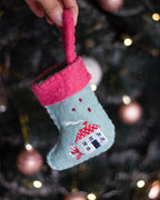 Kerstornament | Geborduurde viltkous Happy Home