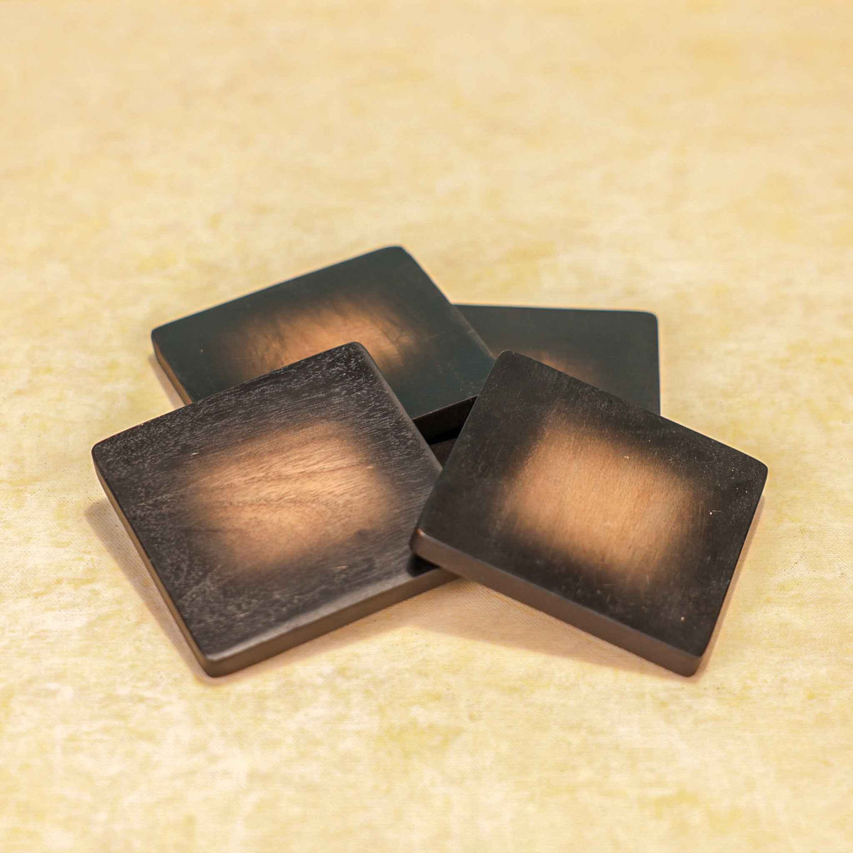 Acaciahouten onderzetters – tafelbladdecor – zwarte vignetafwerking – set van 4