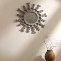 Sunburst houten spiegel met metallic afwerking – sculpturaal wandaccent