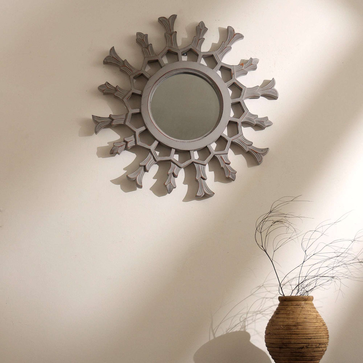 Sunburst houten spiegel met metallic afwerking – sculpturaal wandaccent