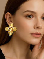 Met bloemen versierde studs – Oorknopjes – Vergulde legering, namaaksteen en parel