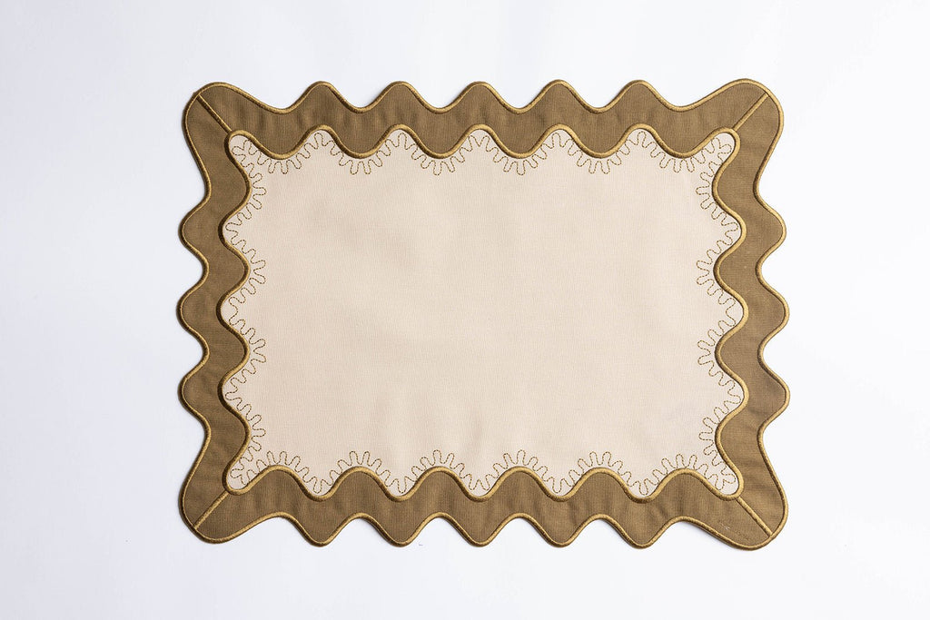 Gisèle Scallop Placemat met geborduurd detail