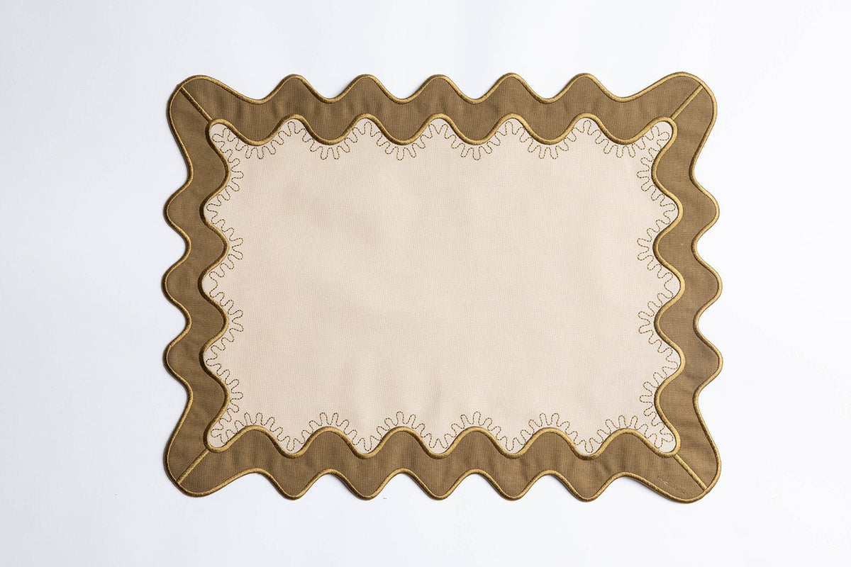 Gisèle Scallop Placemat met geborduurd detail