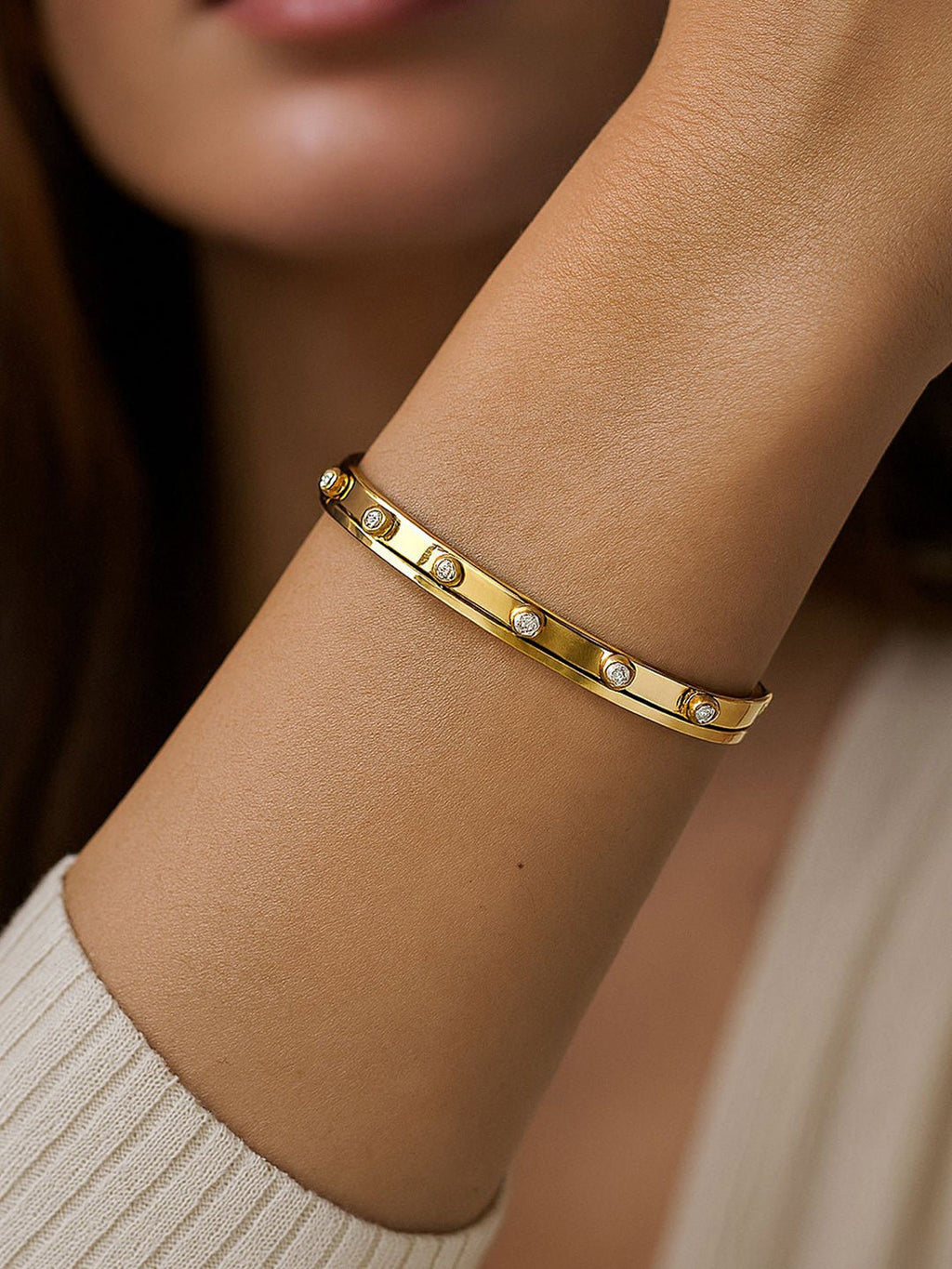 Vergulde armband met studs – modeaccessoire – legering en kunststenen – 6,3 x 5,8 cm