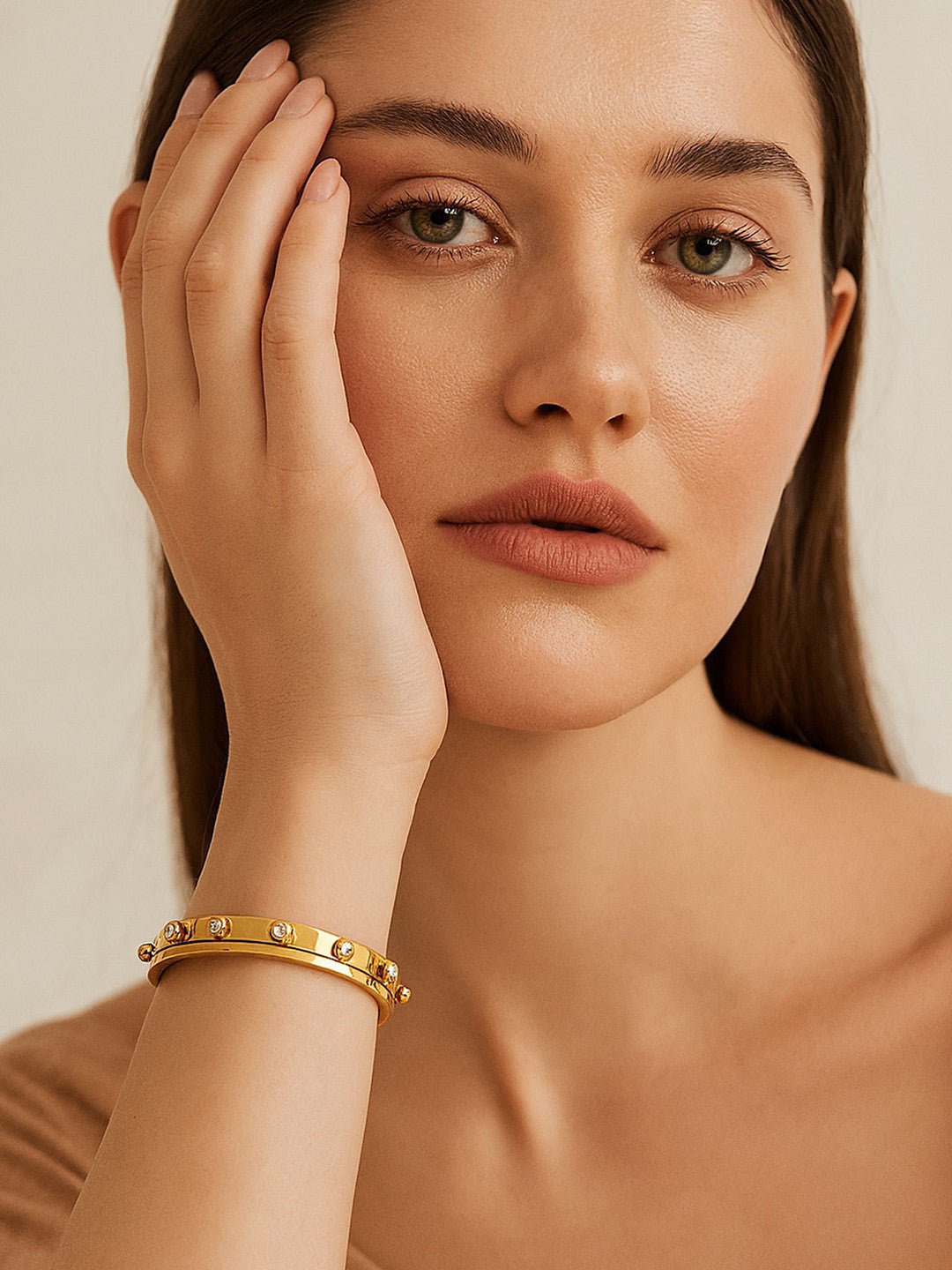 Vergulde armband met studs – modeaccessoire – legering en kunststenen – 6,3 x 5,8 cm