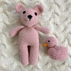 Luna-Leena eendenrammelaar - babyroze - knuffel 0+ - biologisch katoen - handgehaakt in Nepal