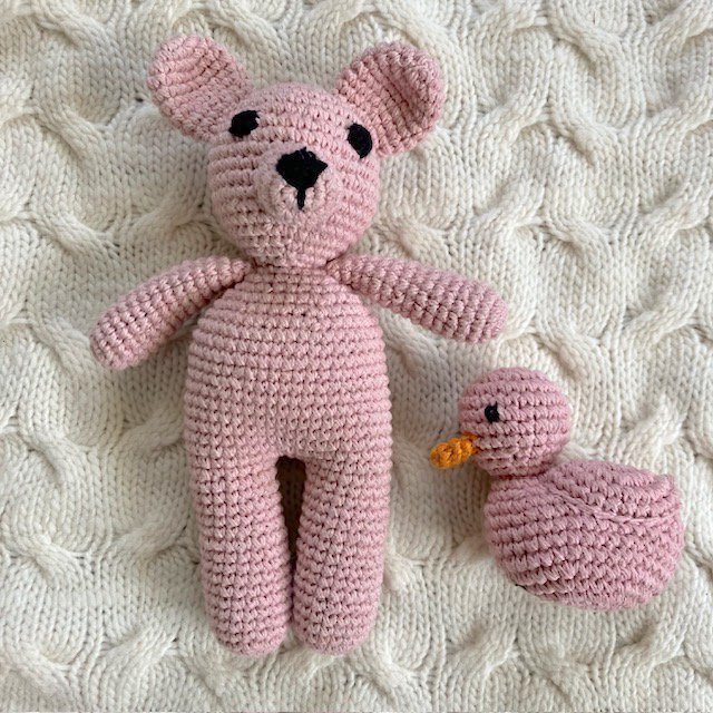 Luna-Leena eendenrammelaar - babyroze - knuffel 0+ - biologisch katoen - handgehaakt in Nepal