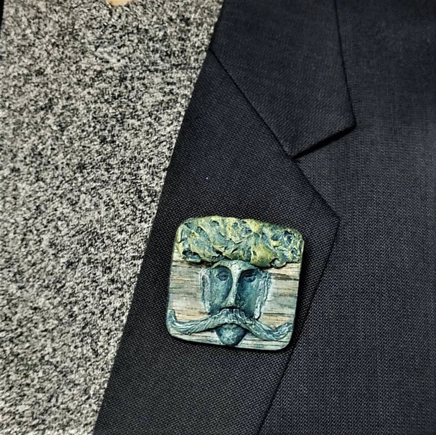 Handgemaakte vintage broche van papier-maché – Maldhari