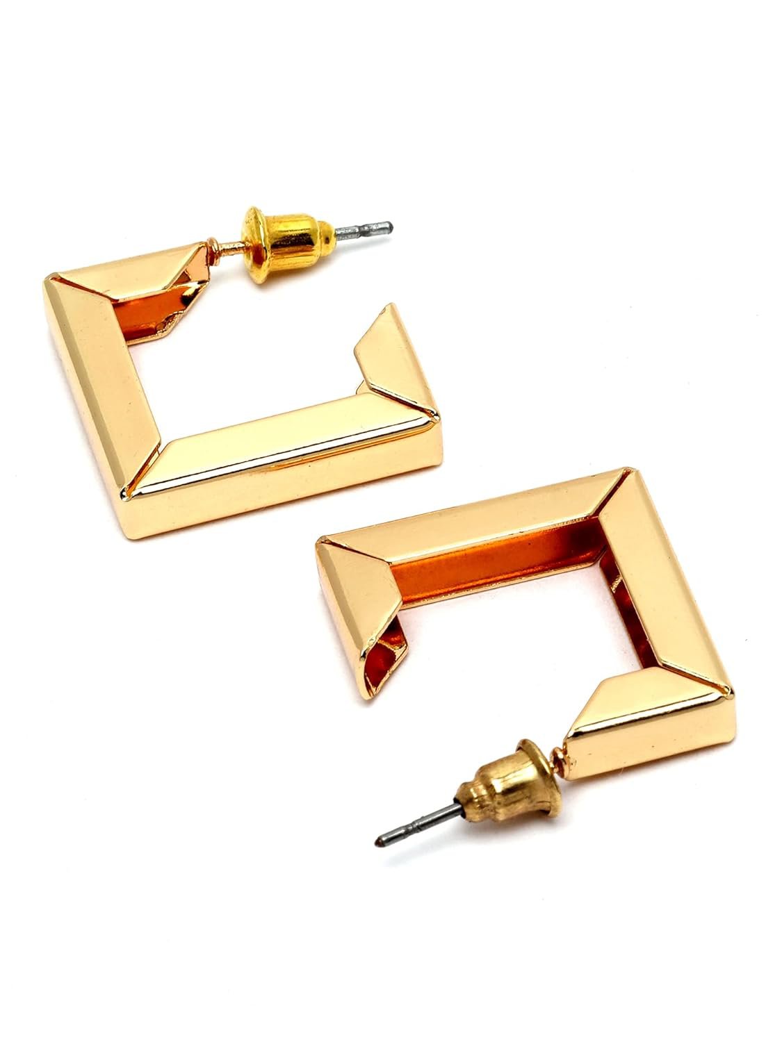 Halve oorringen in goudkleurige metallic afwerking – verguld – met steen verfraaid – klaar voor de detailhandel
