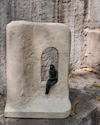 Sculpturaal papier-maché vaas-damebeeldje