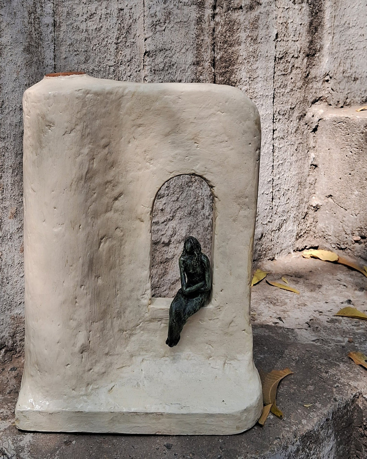 Sculpturaal papier-maché vaas-damebeeldje