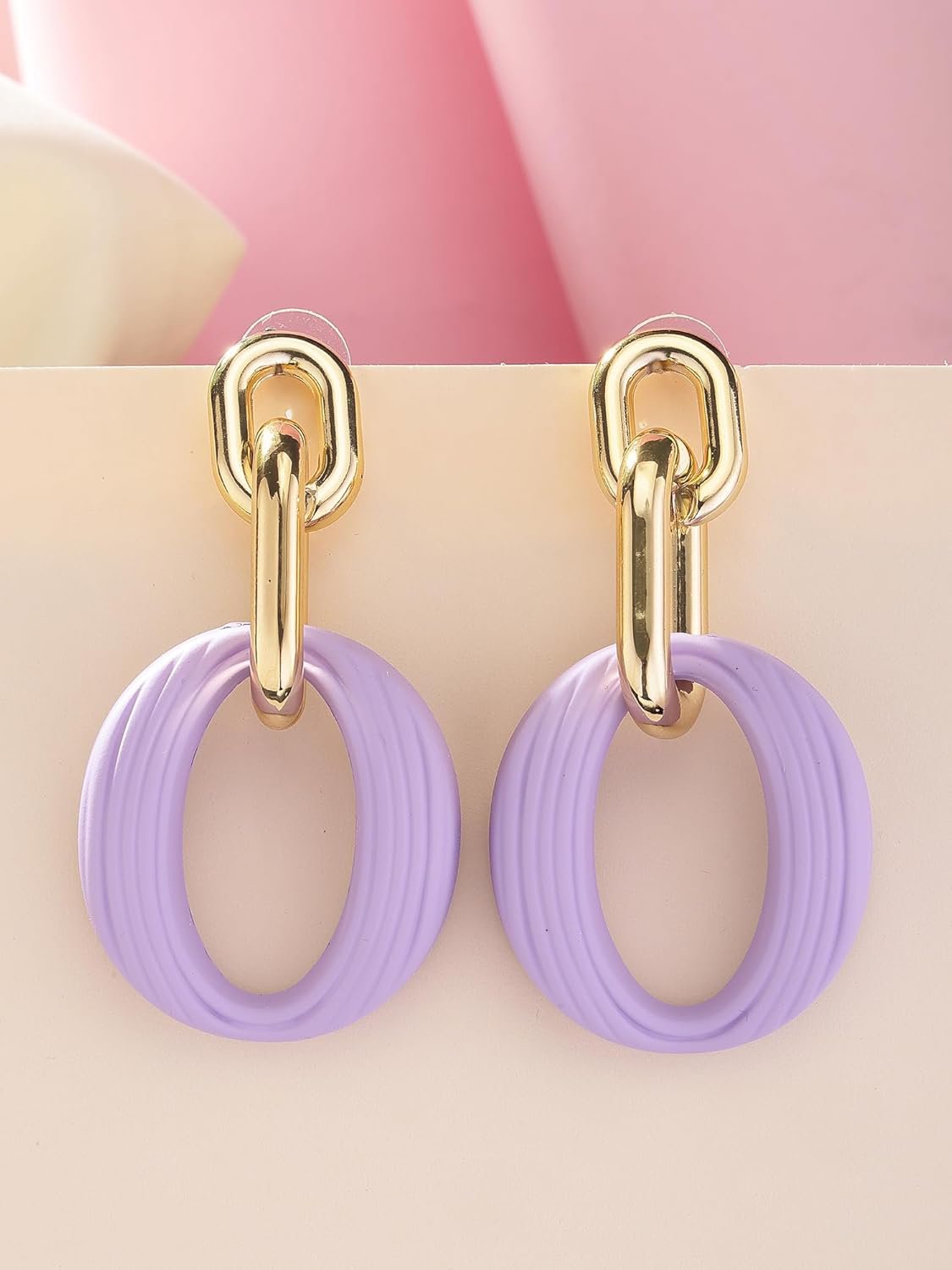 Mat goud Lila gekoppelde Dangler oorbellen – mode-sieraden – duurzame matte afwerking – winkelvoorraad