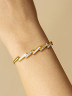 Vergulde armband met kunststenen en studs – basis van legering – afzonderlijk stuk