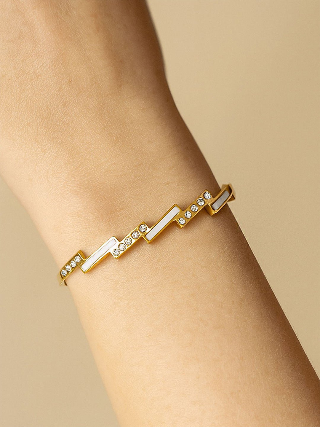 Vergulde armband met kunststenen en studs – basis van legering – afzonderlijk stuk