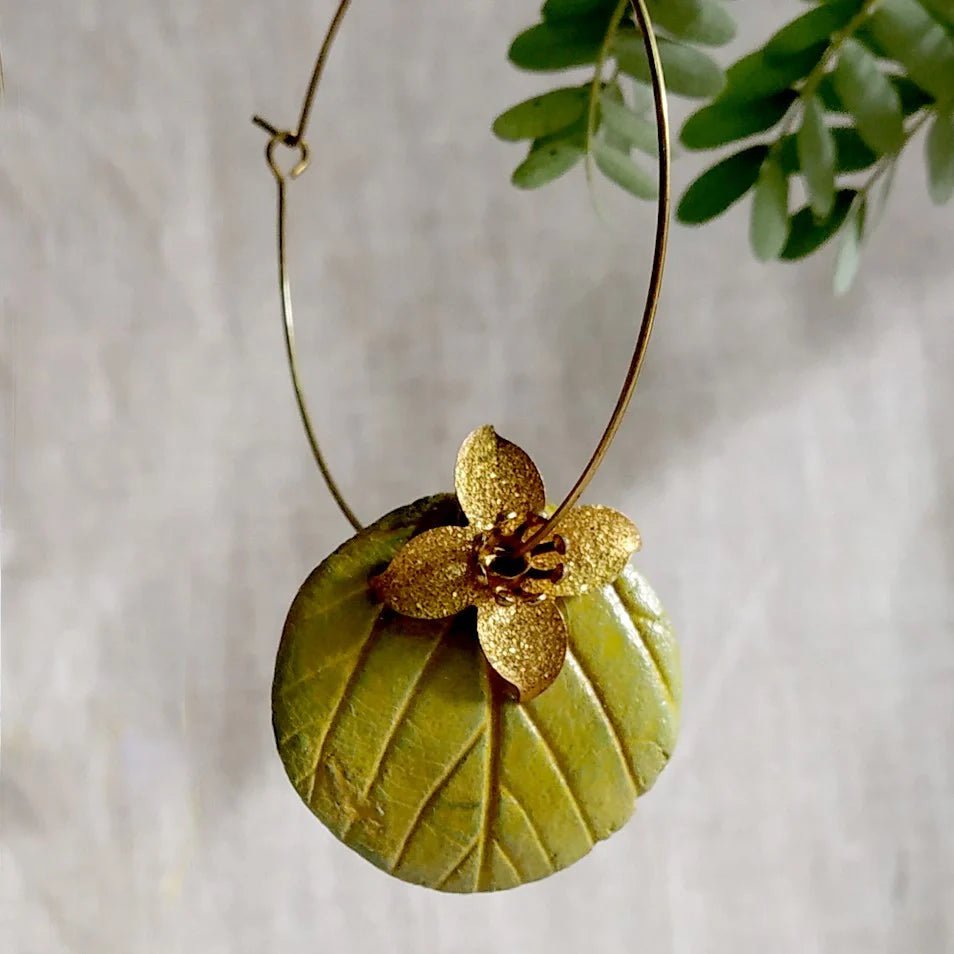 Bladoorbel van papier-maché en messing