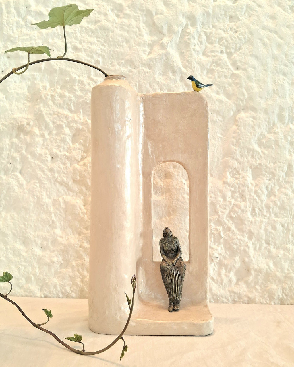 Sculpturale vaas van papier-maché, waarin kunst vorm krijgt en een doel vorm krijgt