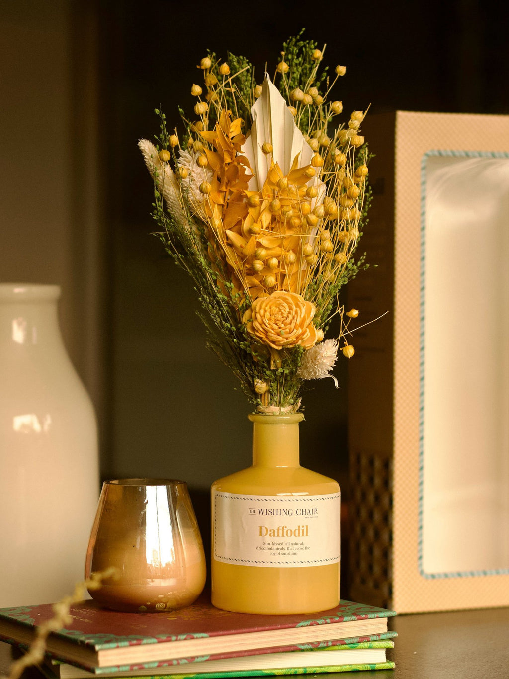 Glazen vaas met gedroogde narcisbloemen - 28 cm hoog
