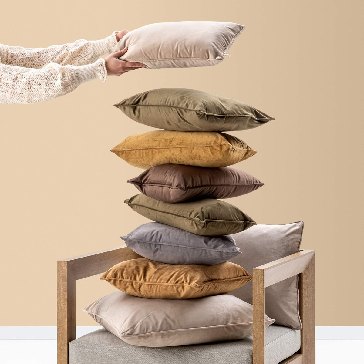 Dutch Decor Finn - Kussen 60x60 cm Drijfhout - taupe