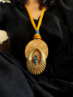 Sculpturale hanger van papier-maché - Een vrouw in eenzaamheid