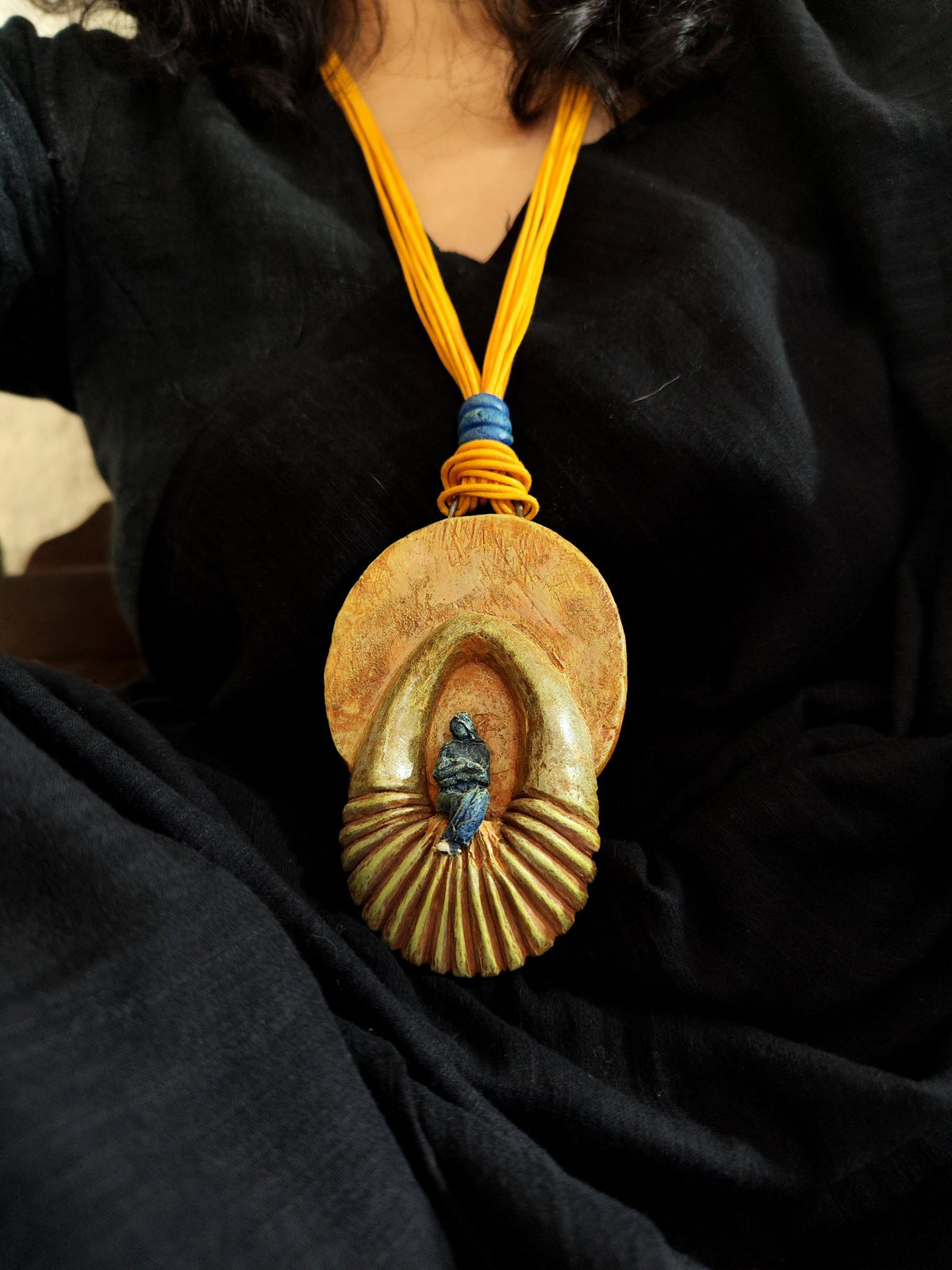 Sculpturale hanger van papier-maché - Een vrouw in eenzaamheid