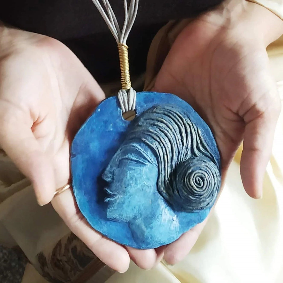 Statement hanger – Handgemaakte dameshanger van papier-maché