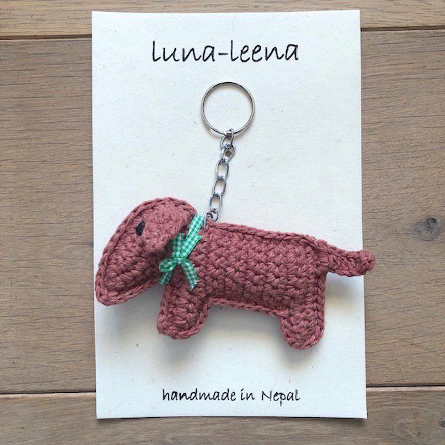 Luna-Leena sleutelhanger teckel hond Jackie - tasbedel - biologisch katoen - hand gehaakt in Nepal