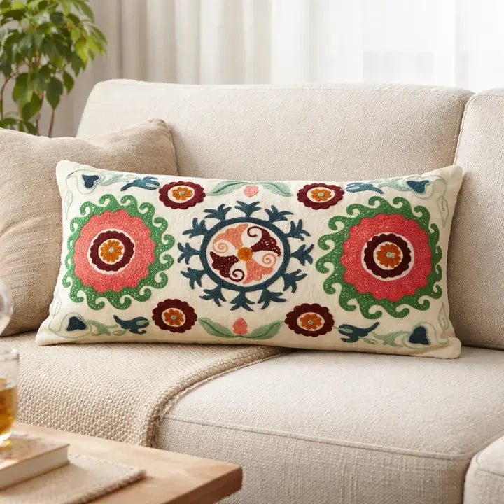 Katoenen bloemenleer geborduurd lendenkussen - 35 x 60 cm