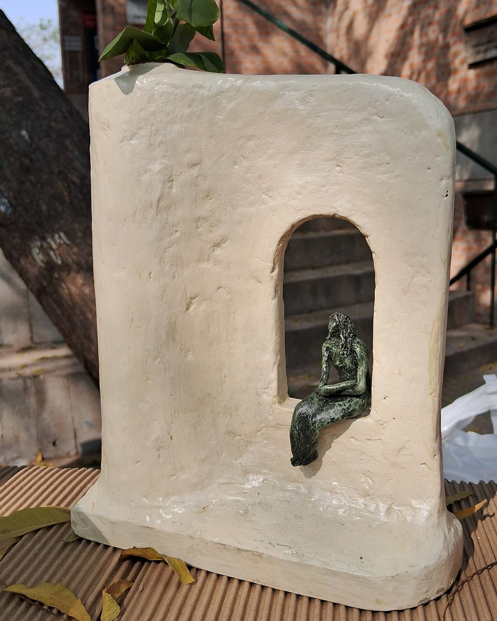 Sculpturaal papier-maché vaas-damebeeldje